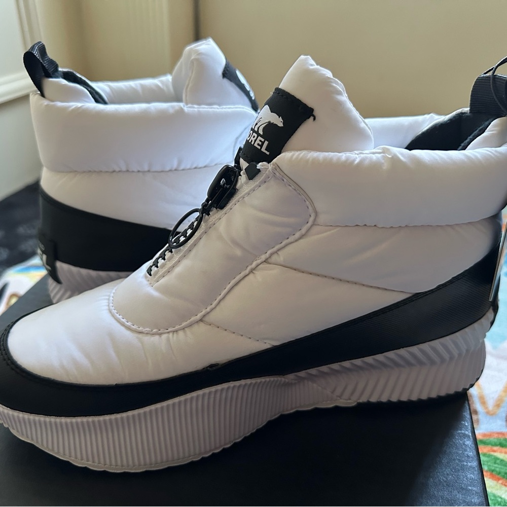 Sorel Out N About III Puffy Zip waterproof ankle boots New in box Sz 8